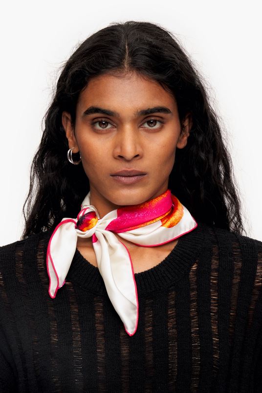 αξεσουάρ Bimba Y Lola λουλουδένιο μεταξωτό μαντήλι L2L28606 υπόλευκο